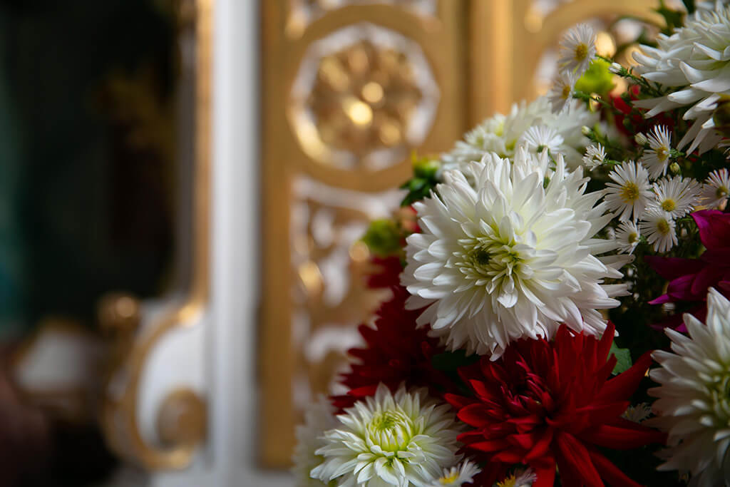 Blumengesteck auf dem Altar