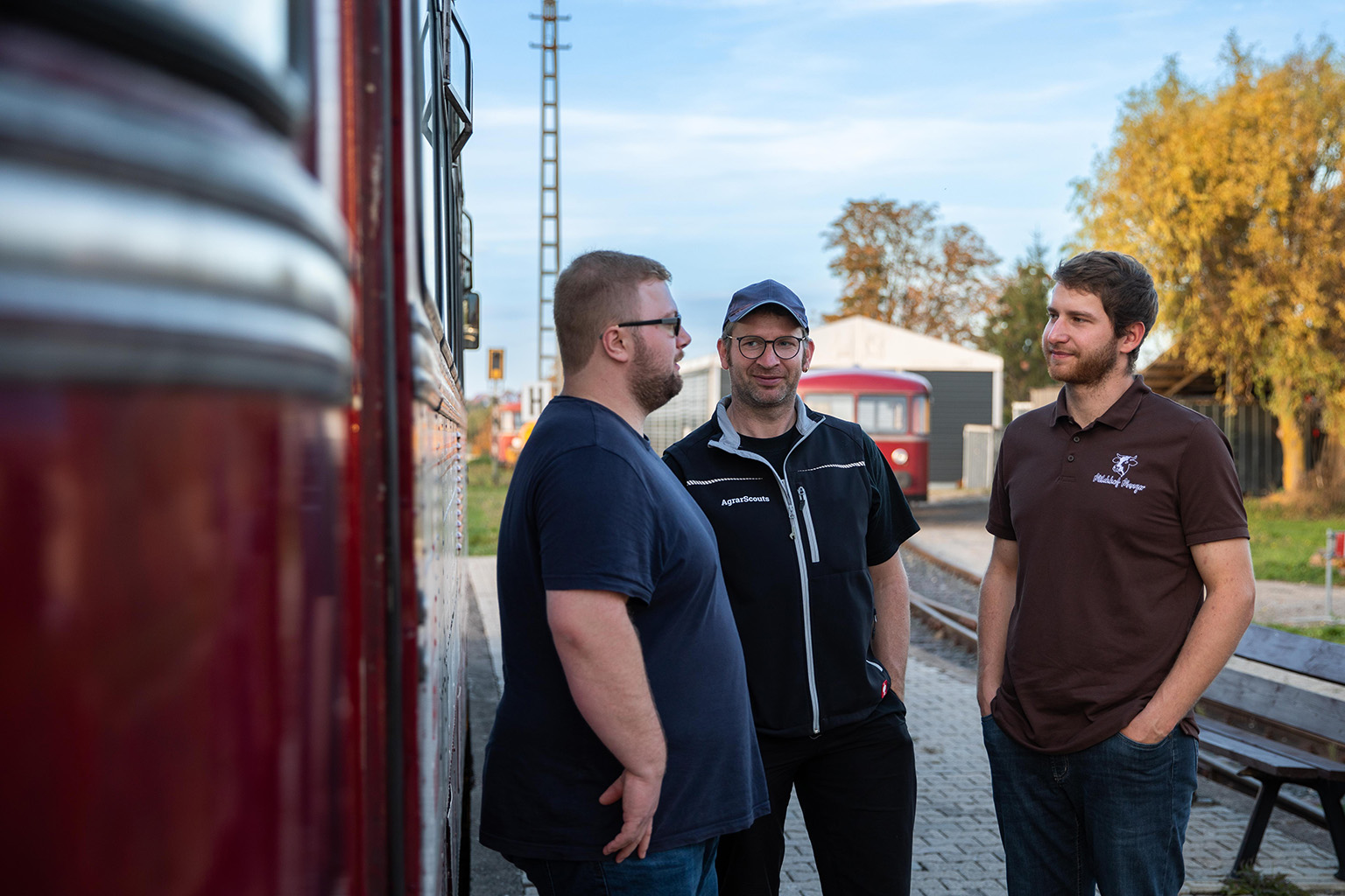 Fahrgäste am Bahnhof Prosselsheim