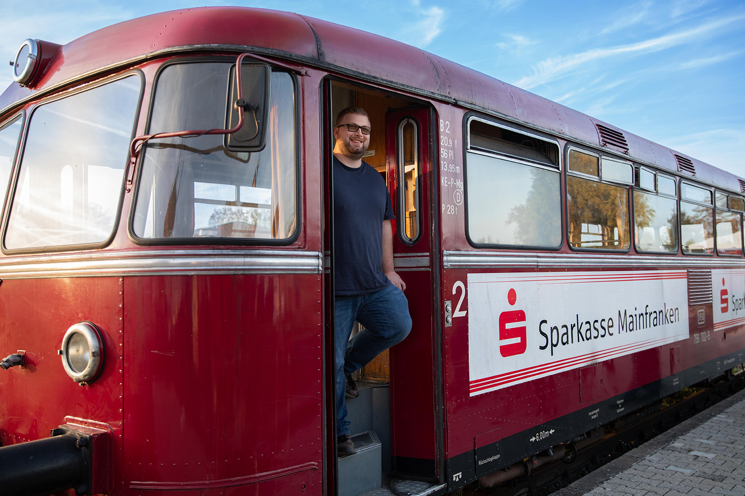 Fahrgast steigt aus Mainschleifenbahn aus