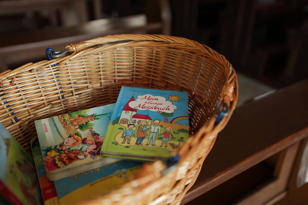 Korb mit kirchlichen Kinderbüchern