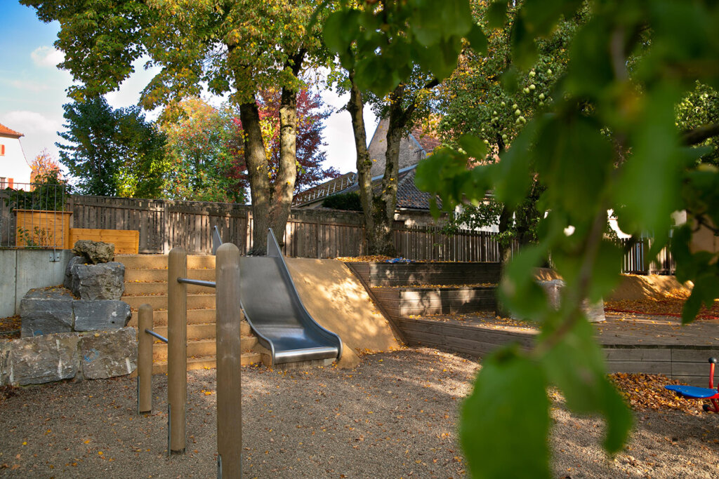 Rutsche im Außenbereich des Kindergarten