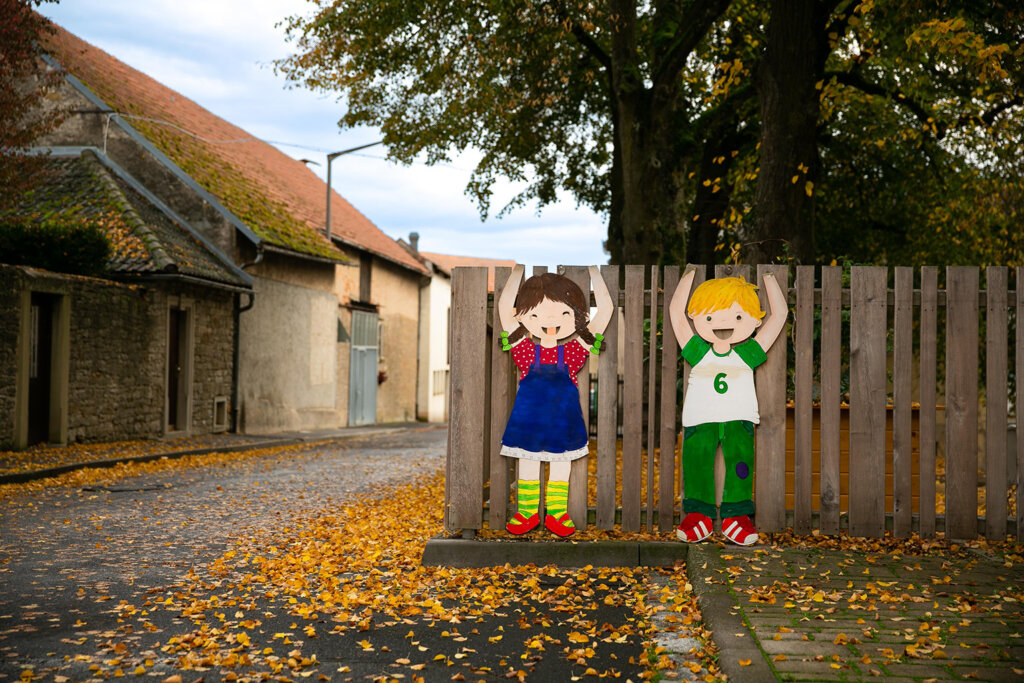 Holzmännchen am Zaun des Kindergarten Prosselsheim