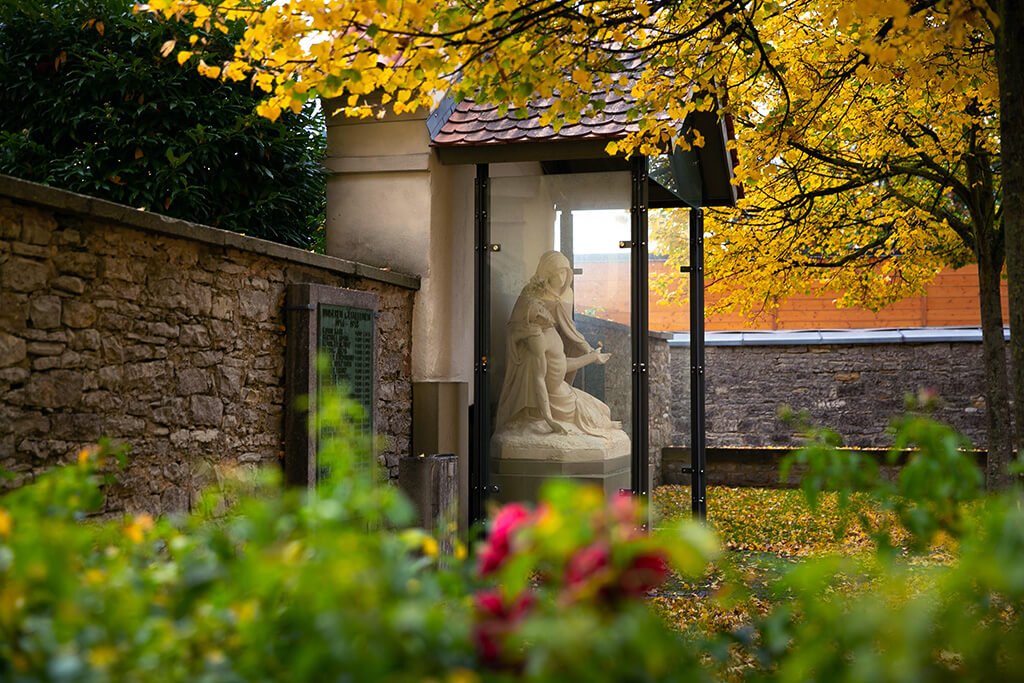 Kirchenvorplatz der Pfarrkirche St. Bartholomäus Prosselsheim
