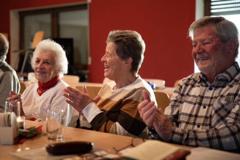 Klatschende und lachende Senioren