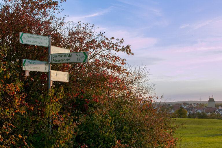 Schild mit angeschriebenen Radwegen