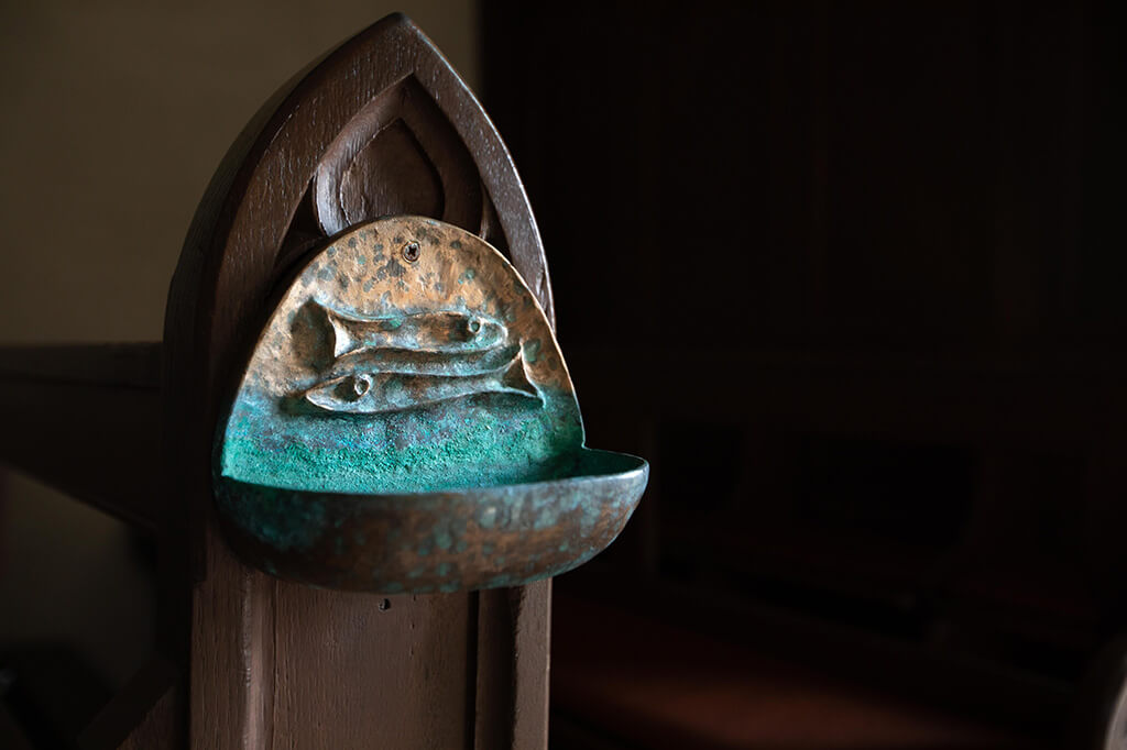 Weihwassergefäß mit Verzierung